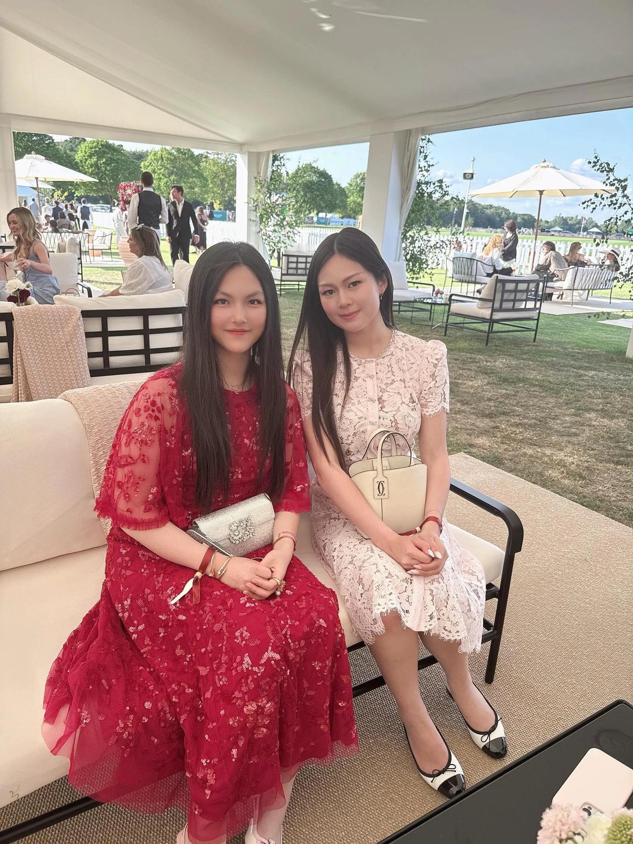 李湘最新动态，这是陪女儿在英国向上社交啊！我很不理解一些网友说李湘把王诗龄