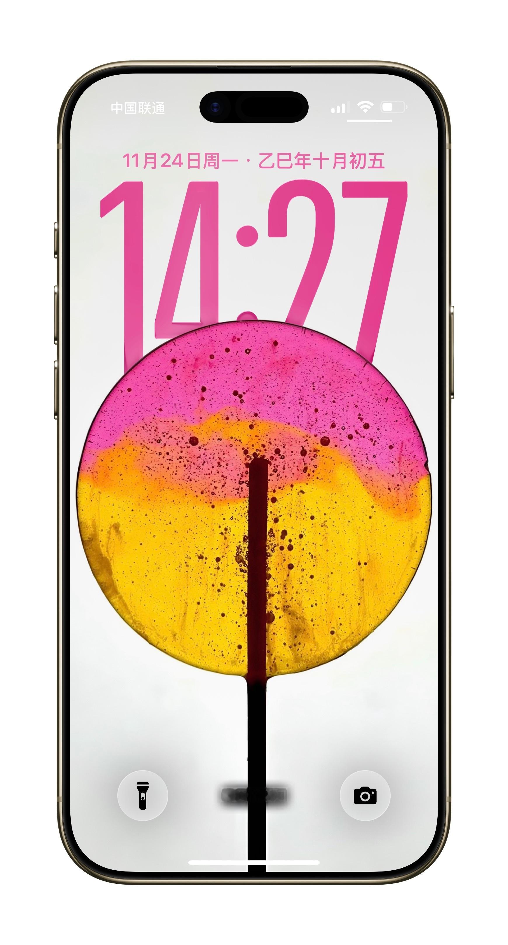 换上了我最喜欢的壁纸，常用App也下好了，桌面整理成了跟往常iPhone一模一样