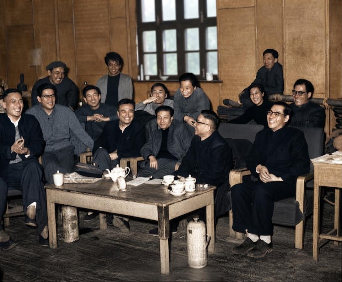 1963年，北京，话剧《茶馆》排演现场的主创聚会，这是中国话剧史上最璀璨的“全明