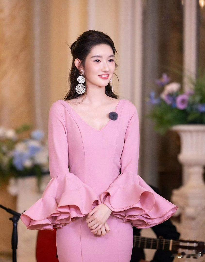 王玉雯身材氛围感拉满，身姿线条紧致曼妙，曲线灵动吸睛，自带迷人魅力，颜值体态双出