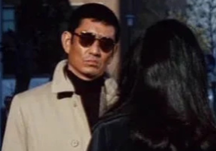 2008年，张艺谋筹办奥运会开幕式时，高仓健特地赶来，送给他一把刀，翻译说：“这