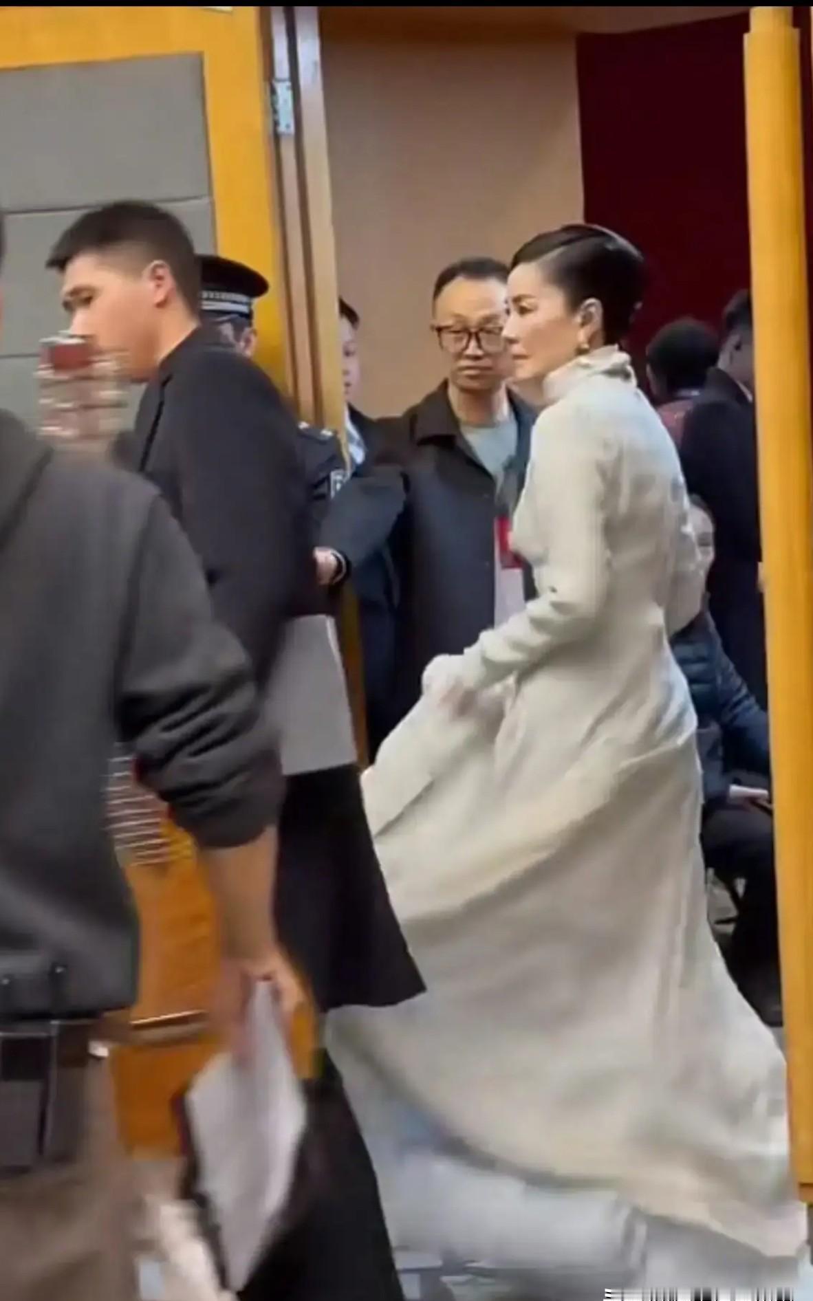 王菲春晚真把人看傻了，她哪是唱歌，分明是给一群北大毕业生搭台！亿万观众面前，她