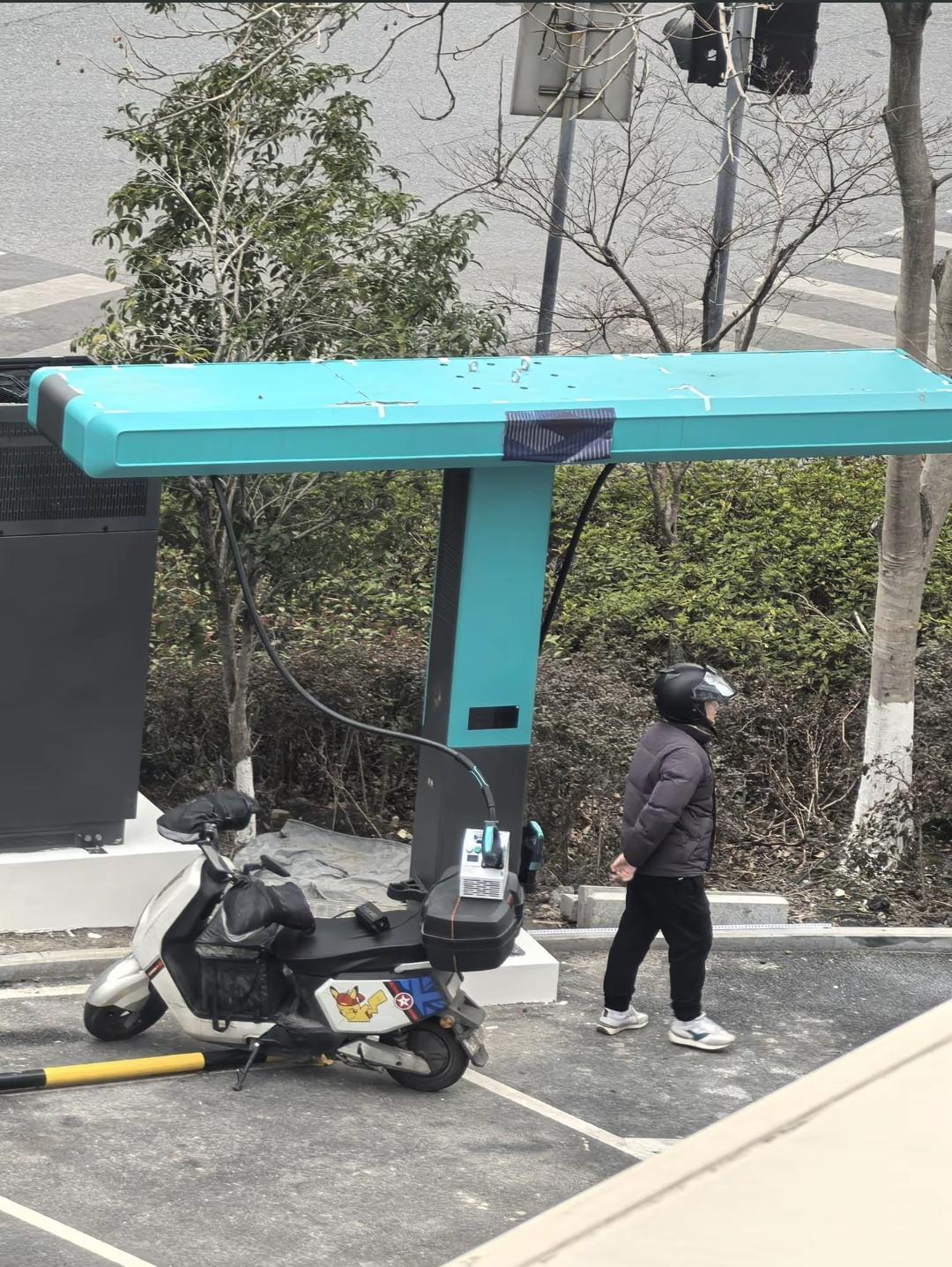 比亚迪的兆瓦闪充已经率先被电瓶车使用了！这些民间发明家们真的非常有办法，使用