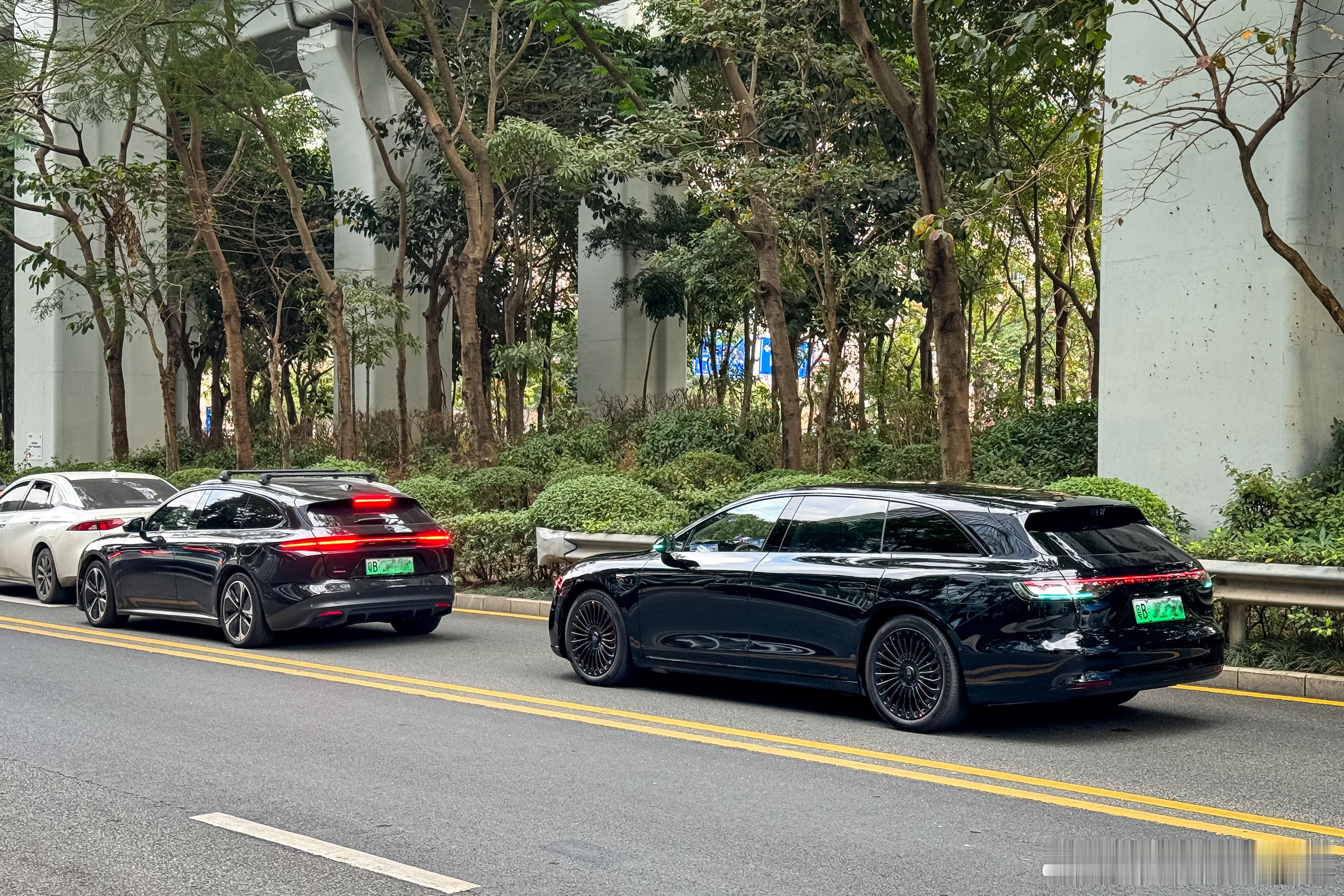 蔚来ET5T和享界S9T，还都是“黑武士”版，有点帅。