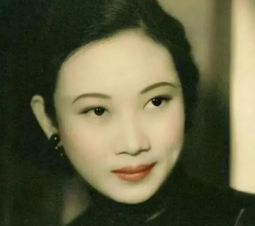 1938年，41岁戴笠借口加班，把秘书余淑衡，带到了卧房。戴笠递给她一杯咖啡：“
