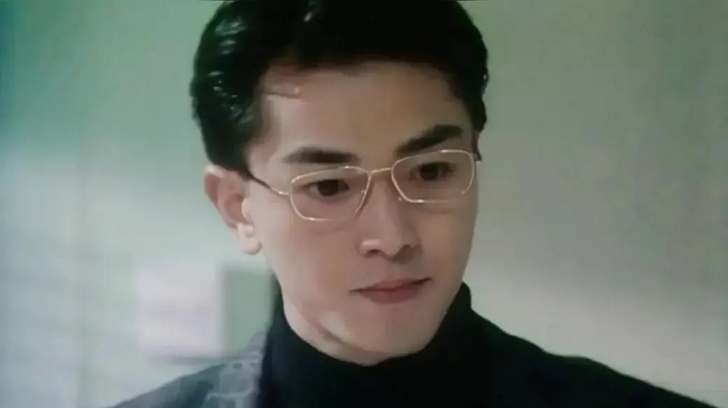 张靓颖戴眼镜有什么错，要被丁太升diss？眼镜在张靓颖的造型里只是一个普通装饰品