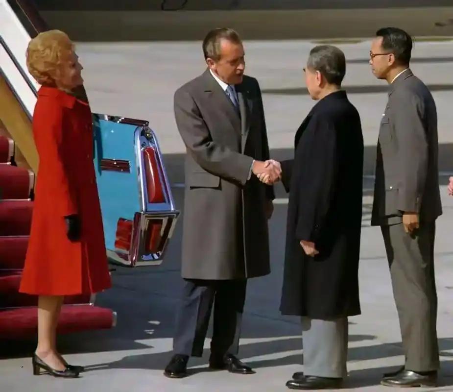 1972年尼克松访华，带来40吨黄金，和2009具神秘尸骨，是何用意？要理