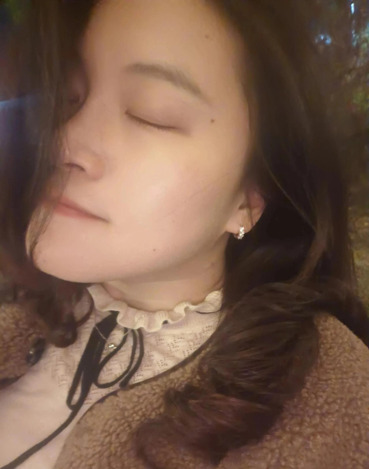 晚上发现老公搂着我，特别烦躁，撵出去了他和同事出去吃饭了，回来的很晚哄孩子睡