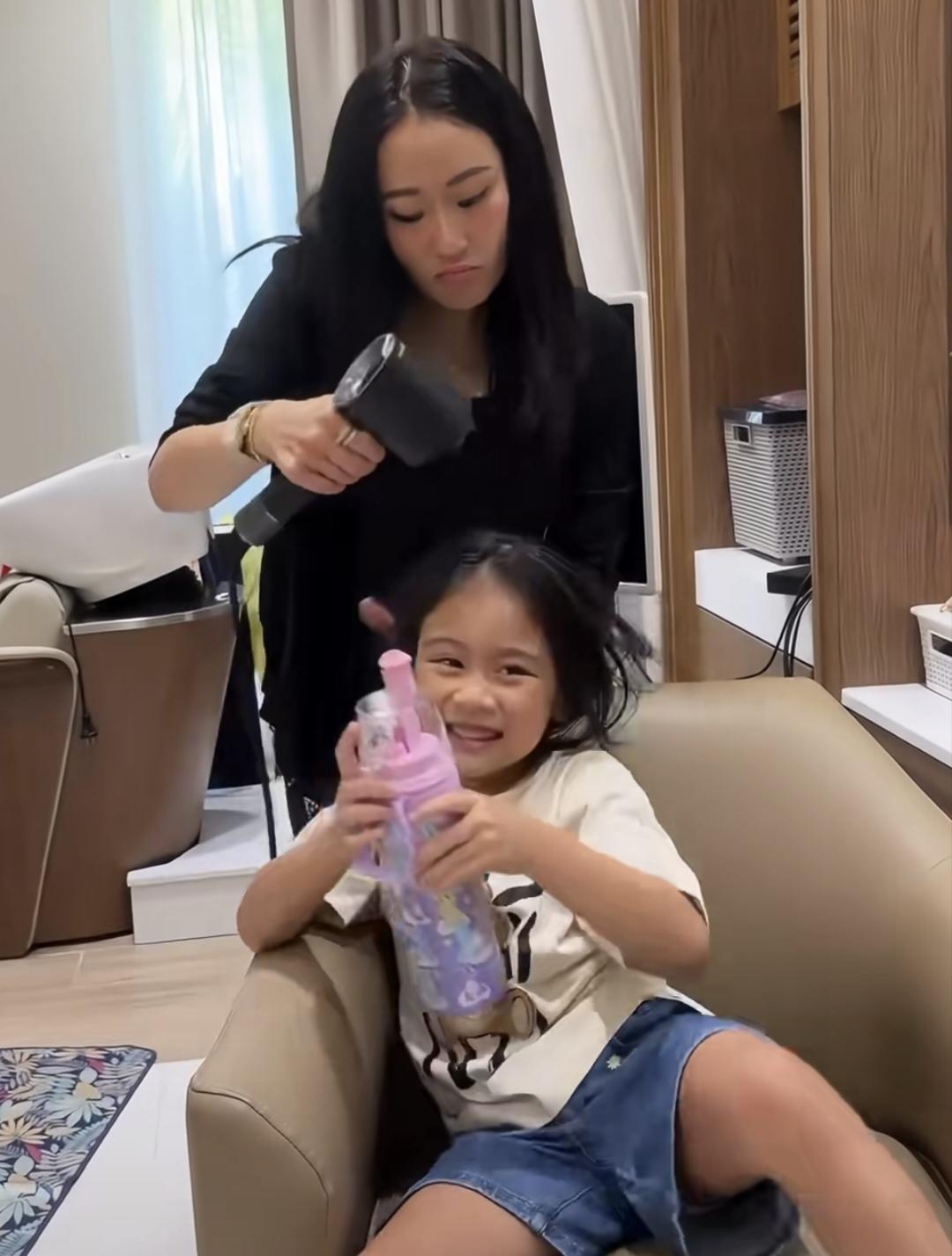 佩通坦对孩子真是太宠溺了！女儿学游泳回来，佩通坦为游完泳的女儿吹头发。小女孩儿太