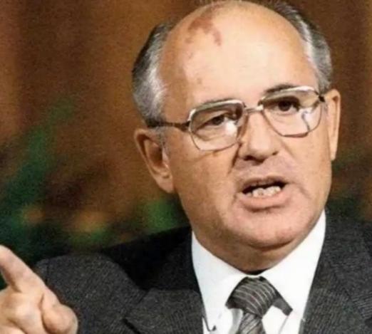 苏联为什么斗不过美国？说白了，那时候的苏联的实力跟美国可以说是不相上下，但他在争