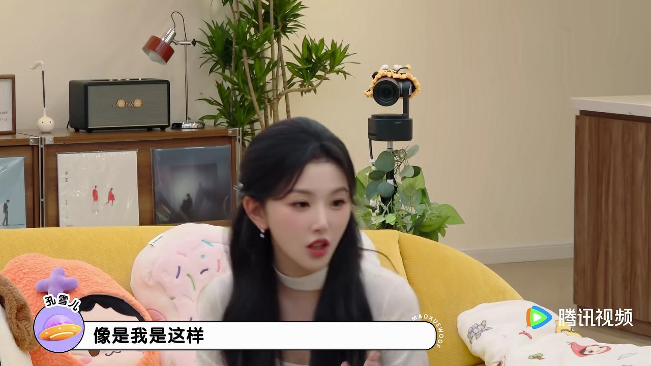 孔雪儿说：“我出差回来的第一件事，就是采耳。狗仔都非常清楚我的动向了。”孔雪