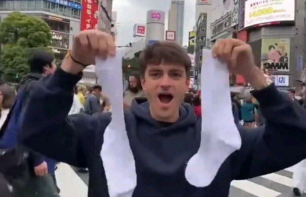 最近网上“穿白袜走日本脚不脏”的话题又火了。有些国外网红宣称在日本穿白袜子走2小