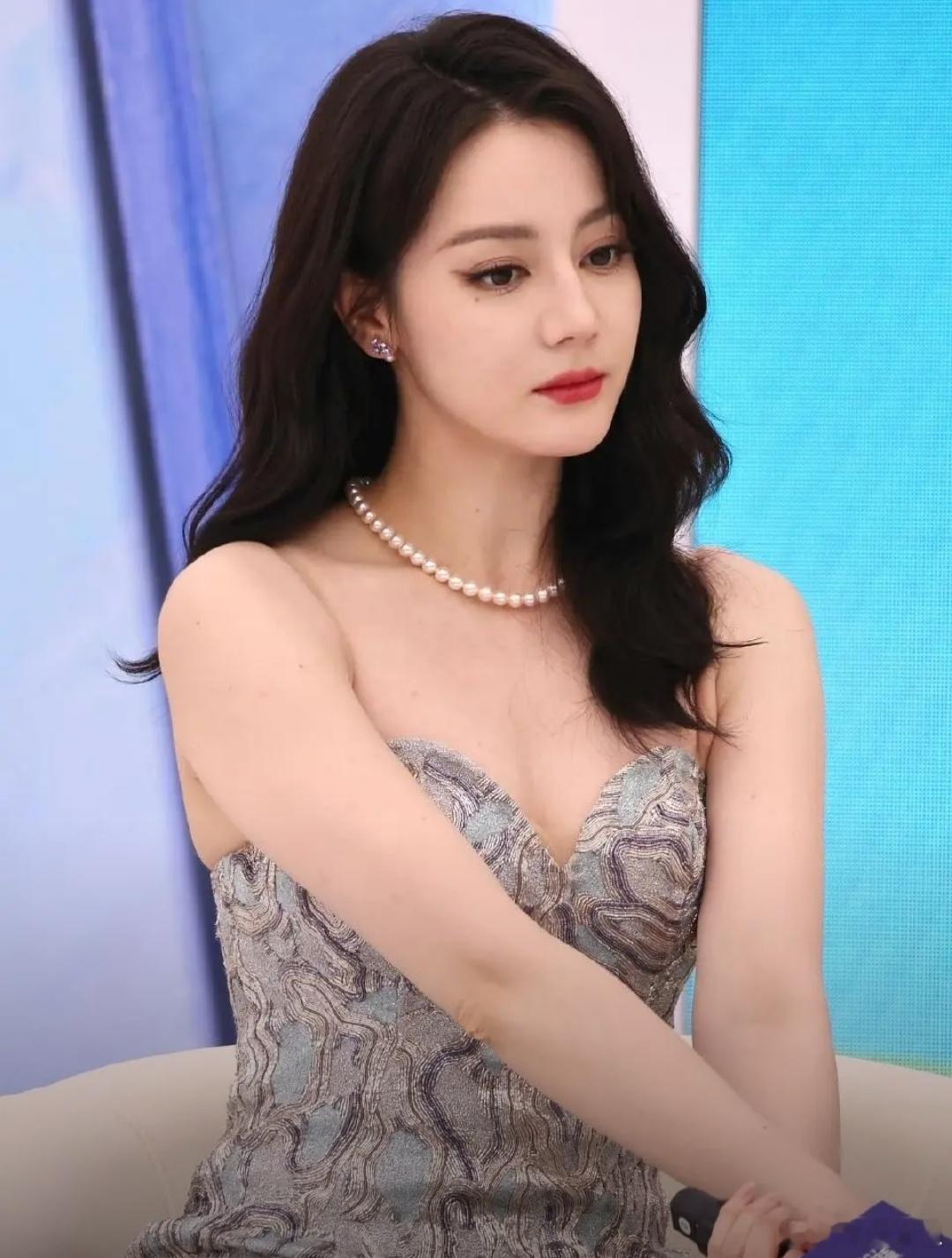 迪丽热巴是不是年纪大了整个人都浮肿了