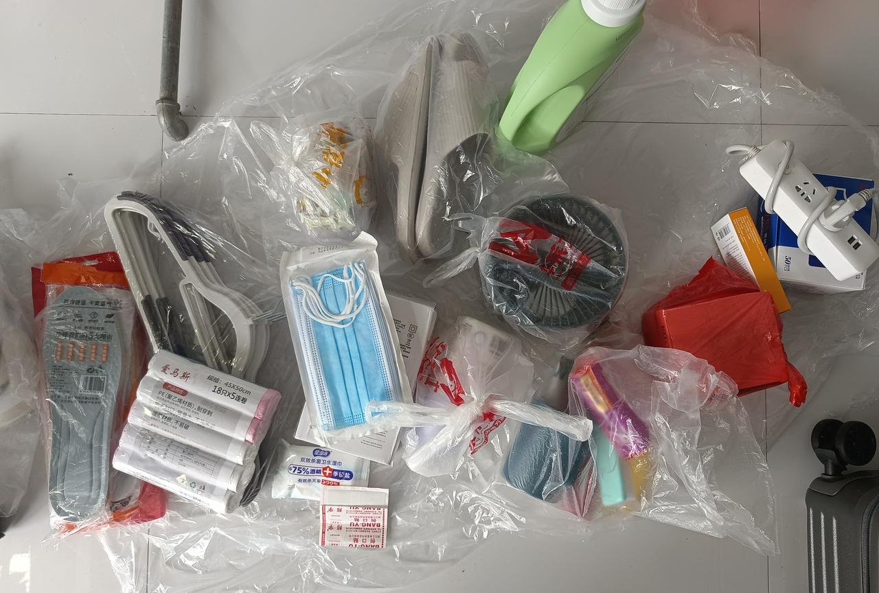 孩子明天就要去上大学了，在家已经玩了两个多月，明天就要走了，孩子还有点闷闷不乐，