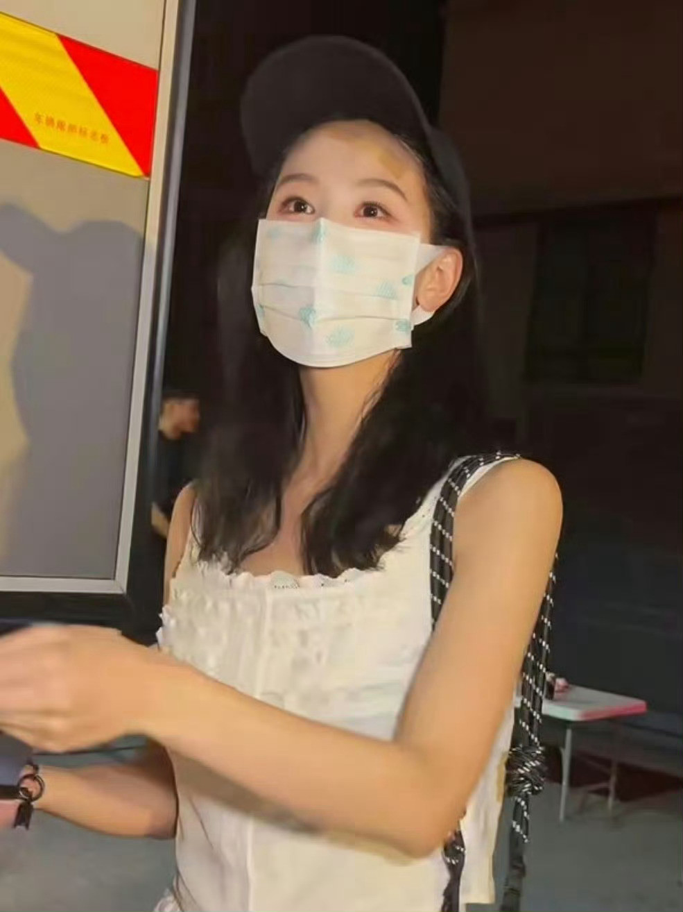 陈都灵额头受伤前段时间马失控然后腿伤头伤[哭哭][哭哭]我的妈耶[哭哭]​​