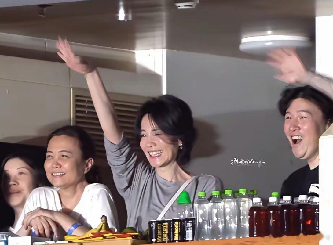 终于理解谢霆锋了，为什么王菲都57岁了，两个人还能在一起。​王菲现身那英演唱会，穿着简单，皮肤保养的