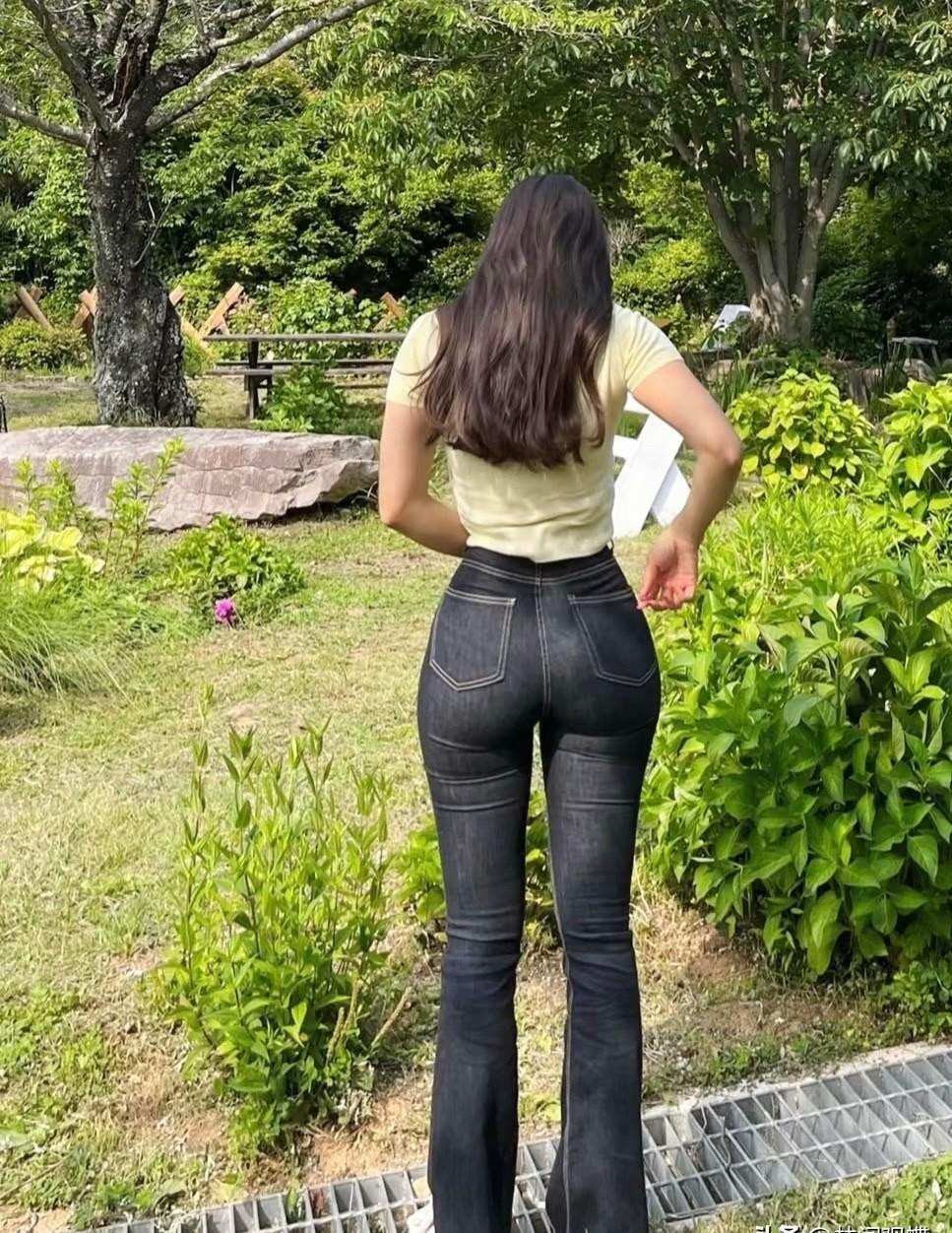一条紧身牛仔裤，真能从早八教室杀到晚九地铁？不是吹，2025秋冬它又杀回来了—