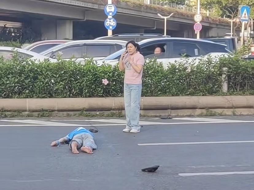 深圳龙华大道奔驰女司机撞飞外卖小哥，女司机下车打电话时手都颤抖了。外卖小哥趴在地