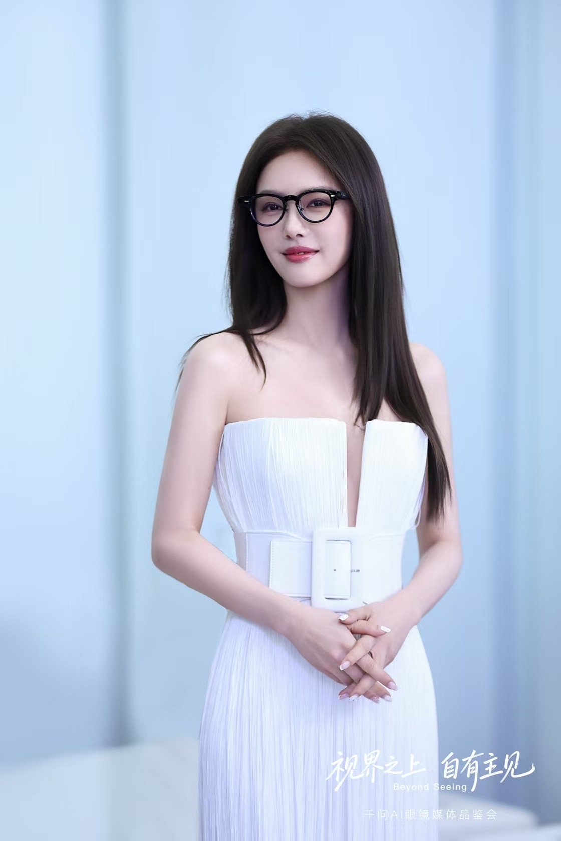大女主的安全感来源卸下繁杂手机束缚，把千问AI眼镜架在镜框之上，所见即能问询，
