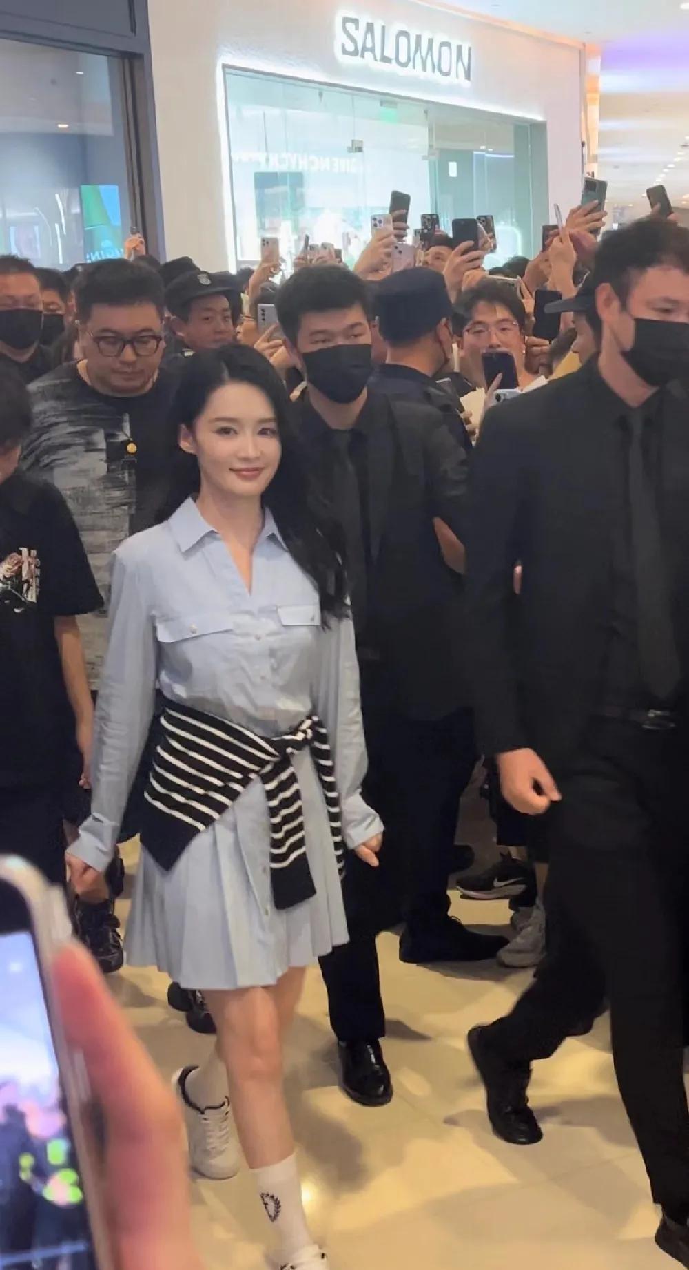 李沁生图，穿搭有点土，但人还是漂亮的。#李沁#