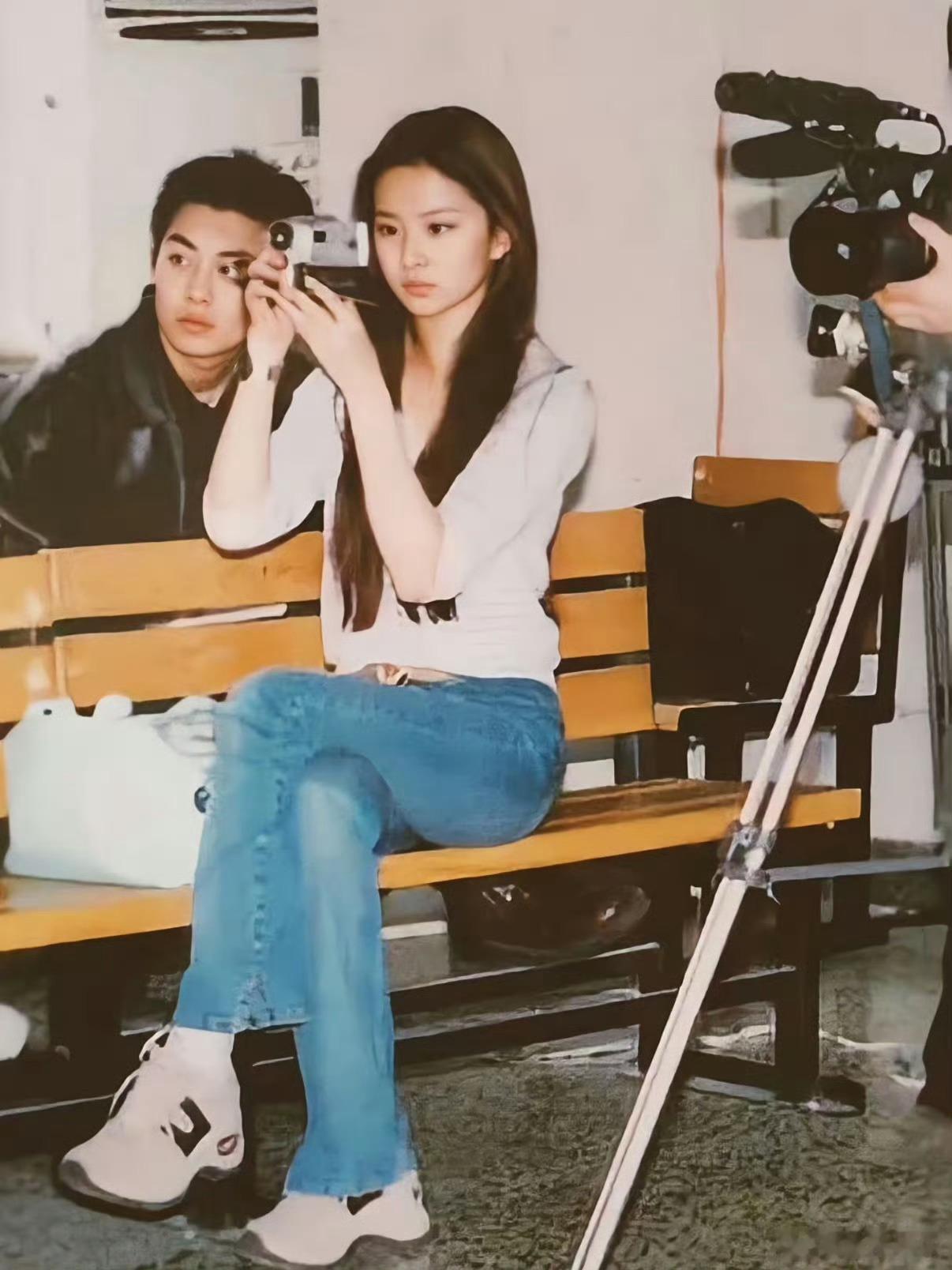 刘亦菲朱亚文大学合照老照片里藏着细节：刘亦菲脚伤，朱亚文帮着推轮椅；排练时她拿摄