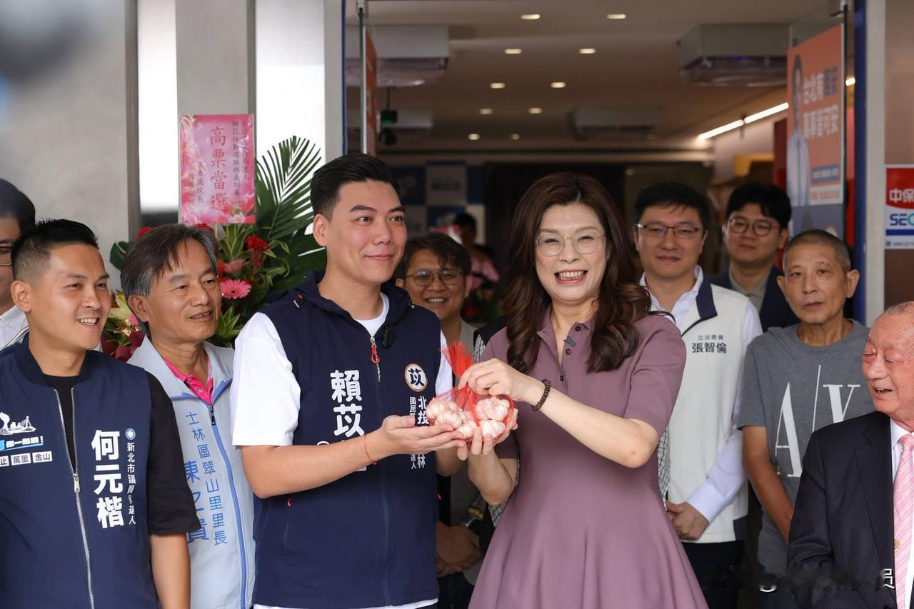 国民党台北议员参选人赖苡任今（20日）晚间在脸书发文表示，今天我的竞选服务处开幕