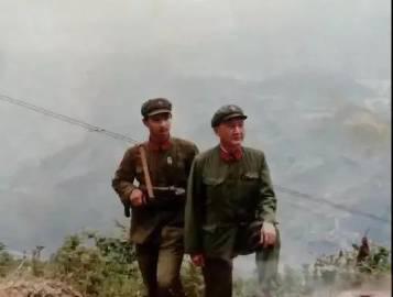 这是收复老山英雄师长刘昌友和警卫员在前线勘察敌情地形时的合影留念。1984年