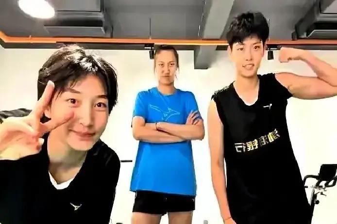 天津女排接应位置砸了锅，刘鑫李荣钰连球都扣不稳——但你敢信，那个场均砍12分的陈