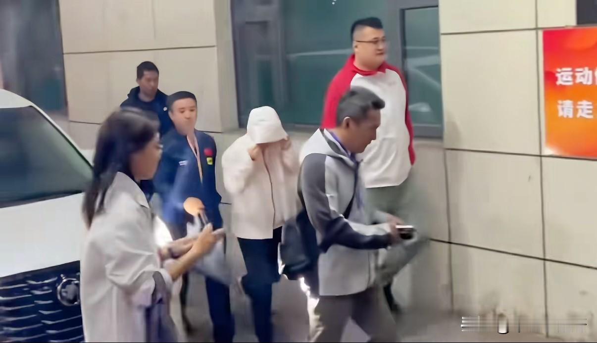 孙颖莎这有点像拳击运动员出场了！家乡的安保人员保护的真好，这排场莎莎值得！