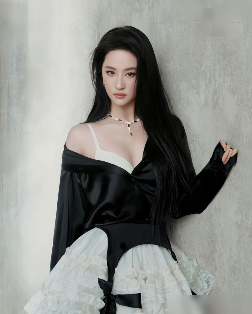 刚看完刘亦菲戴着1.2亿蓝宝石，她转身就换上了99块钱的平价内衣。这种反差感直接