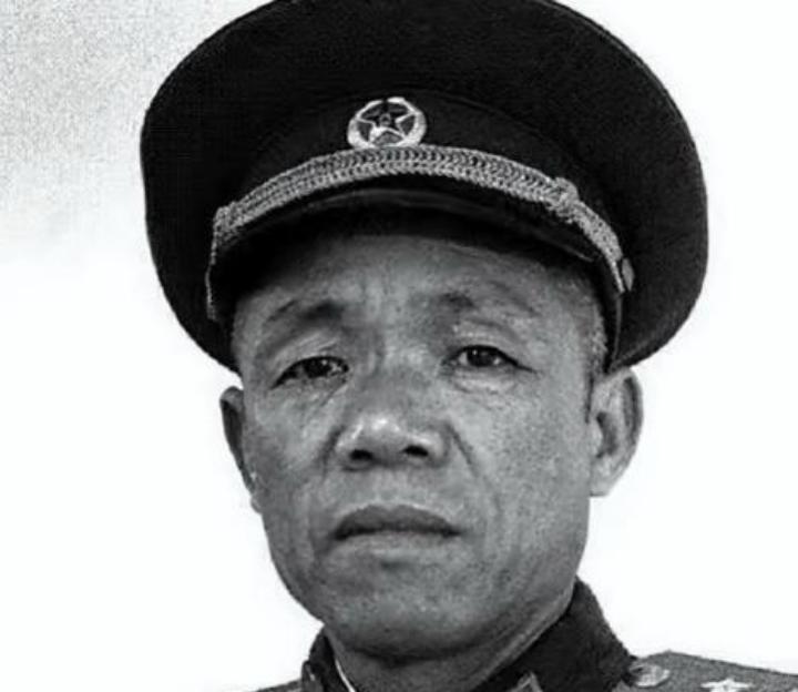 1950年，解放海南岛前，韩先楚看到登岛名单上很多都是副职时，顿时气坏了：“都不