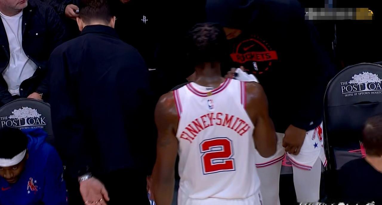 火箭更衣室赛后静得吓人。那个男人，芬尼-史密斯，坐在角落。毛巾盖着头。上半