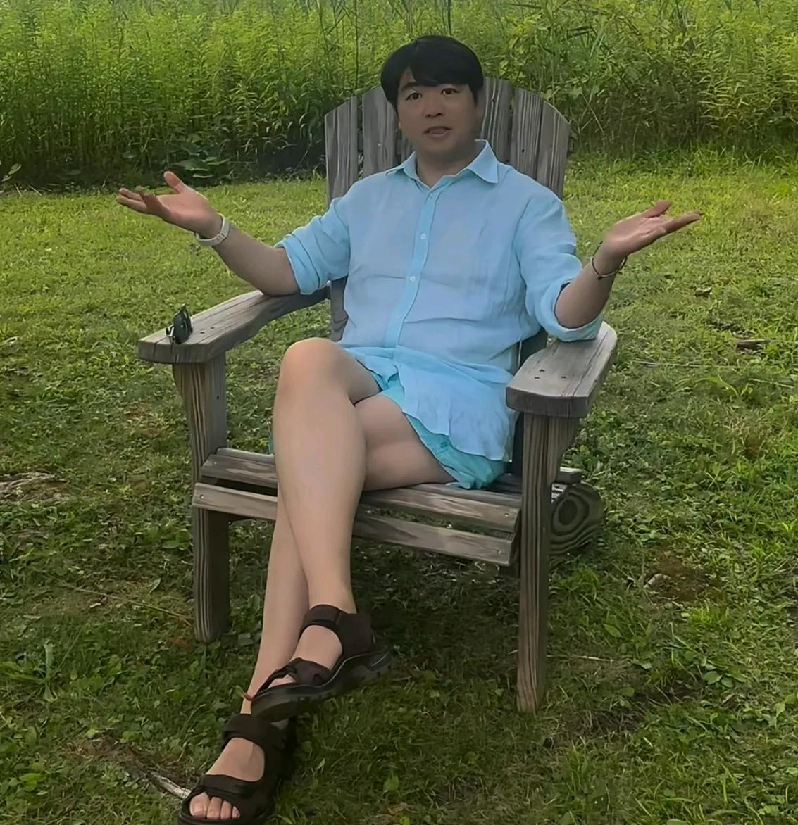 “钢琴家”郎朗，这穿搭也太抽象了吧？[捂脸哭]他坐在田园的木头椅子上，翘着二郎腿