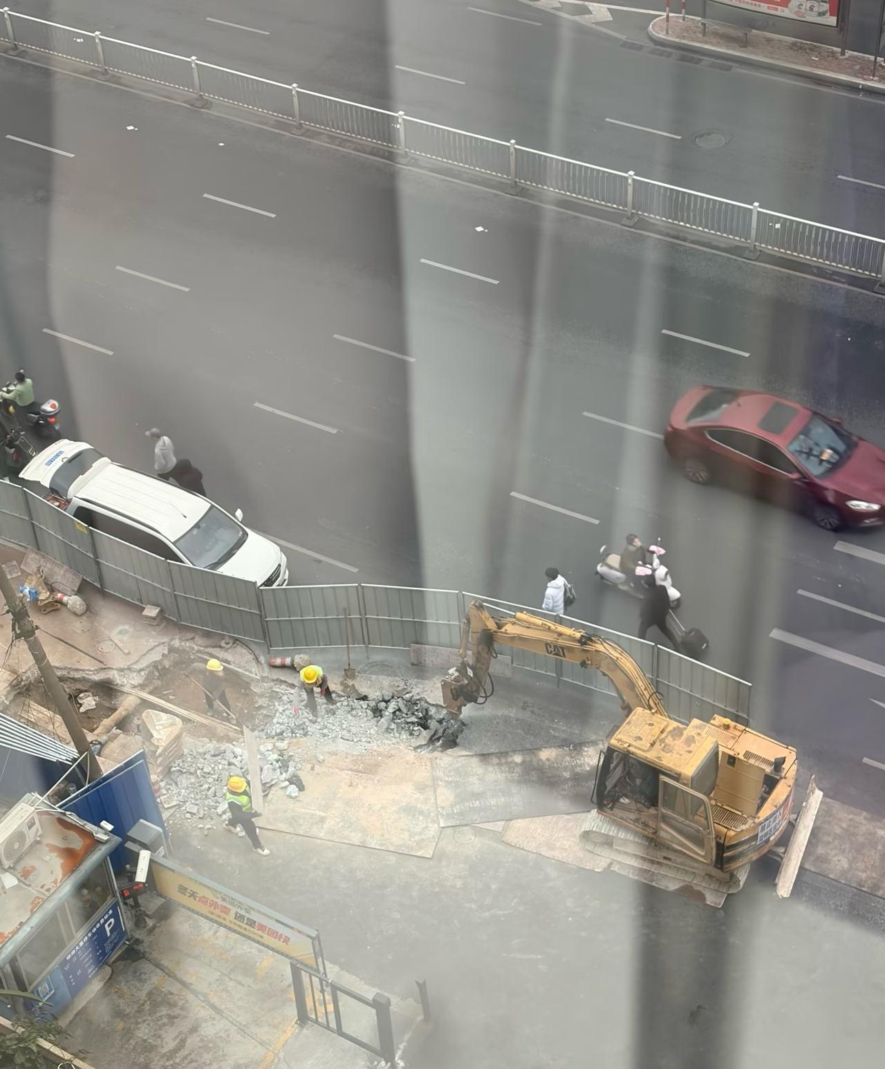 南宁明秀路真的是有病。住在路边真的很不好，晚上又是精神小伙小妹在楼下吵架，又