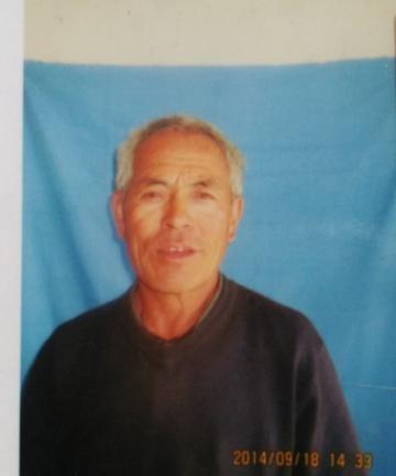 1995年，老兵半夜上厕所时，突然发现自家的鱼缸里竟有东西在闪闪发光，他定睛一看