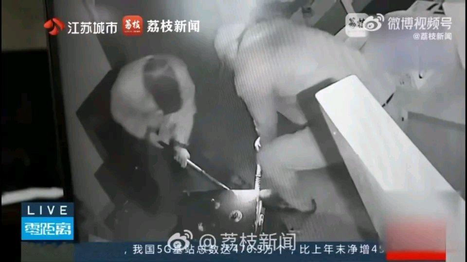 江苏常州这俩小偷,真是“热糊涂”了。公司财务室保险箱被撬,64万余元现金被盗,监