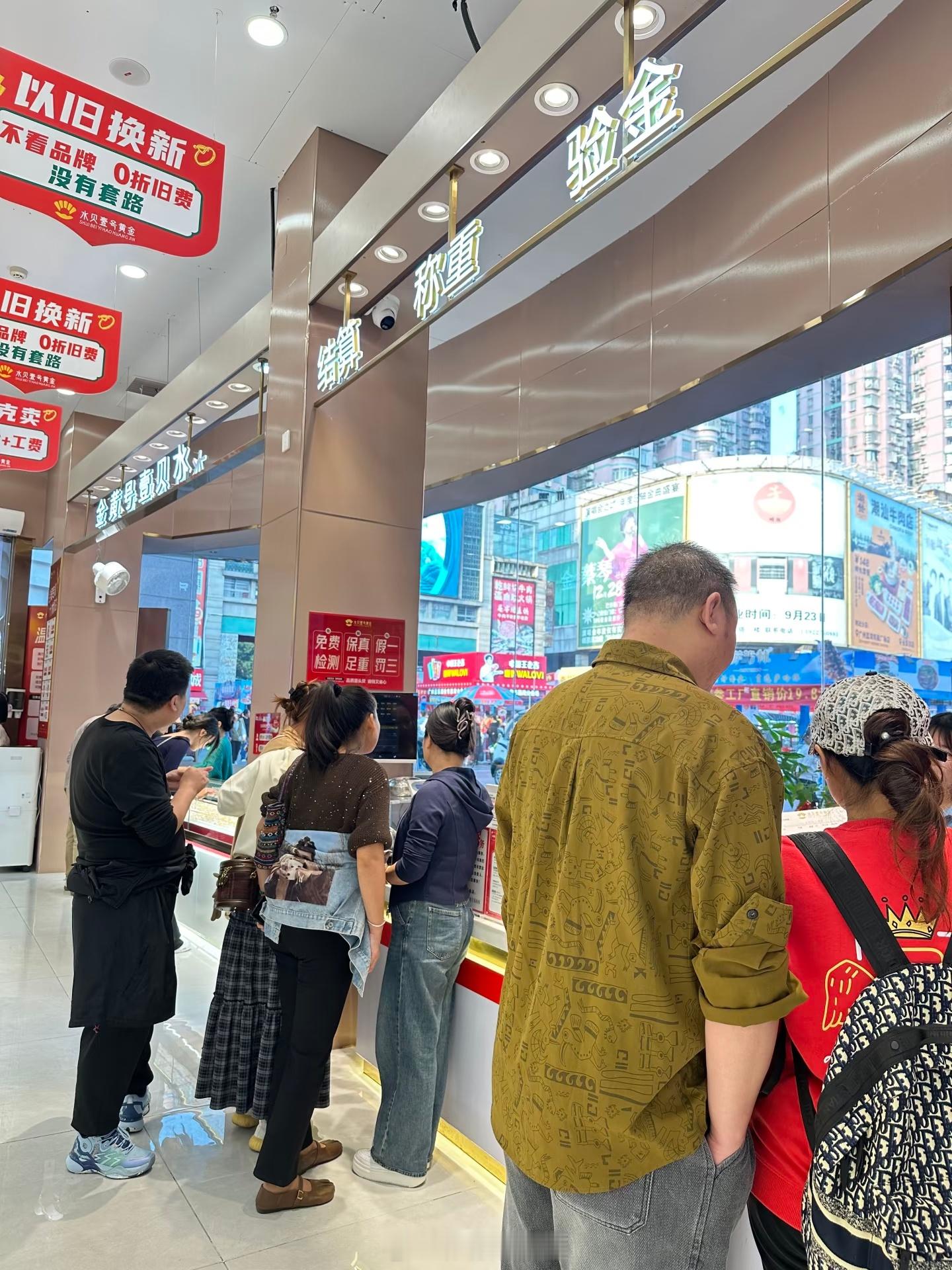 金价这几天金价没有什么大的波动，比较稳定，但是银价开始疯涨，这到底传递了一个什么