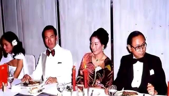 发现了，赌王他找的女人并不需要有多漂亮，听他话就好，这样好让他三妻四妾。他的女