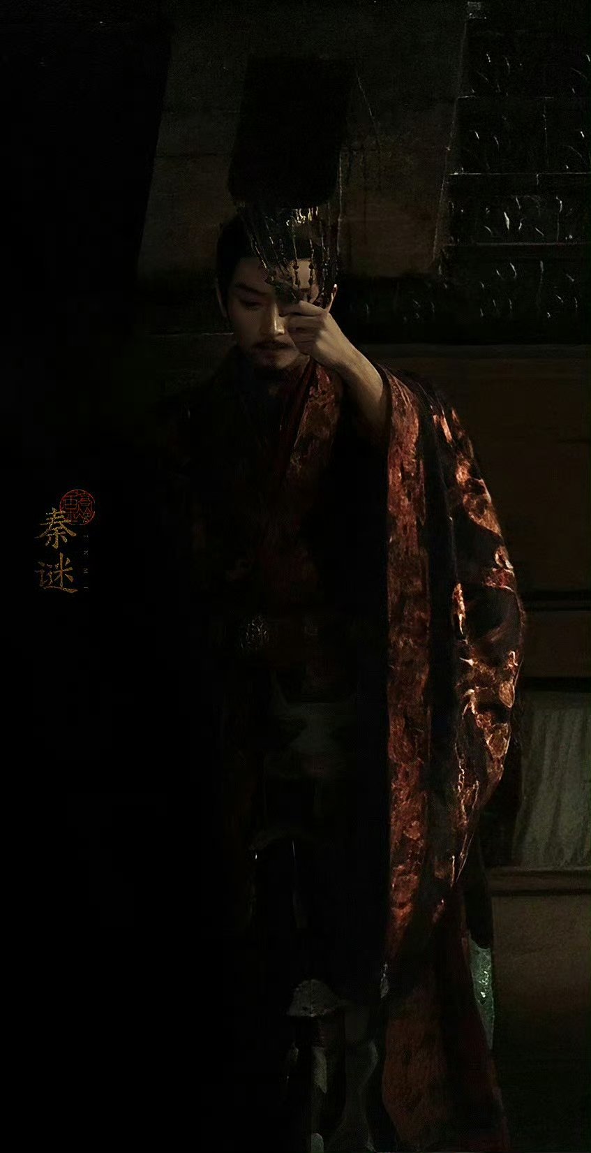 陈晓路透角色粉抢皮套. 中式骨相天花板名不虚传，侧颜冷峻如兵马俑复活，不管是束