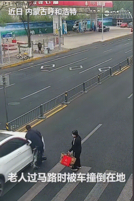 “王海涛，全国人民都认识你了！”近日，内蒙古呼和浩特，一老人提着刚买好的商品过斑