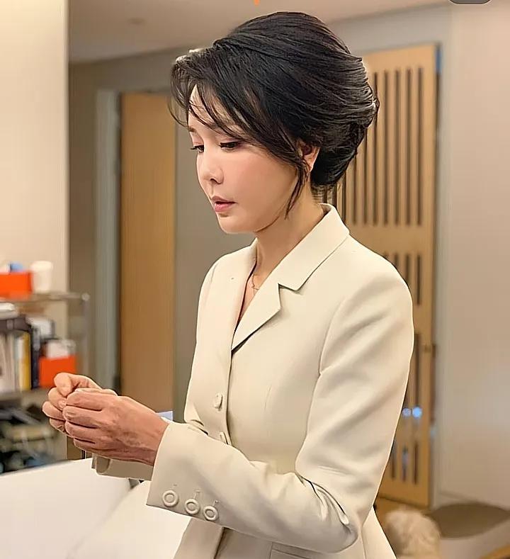 金建希的处境越来越艰难。7月25日，韩国检方对金建希及家人住宅展开突击搜查，意