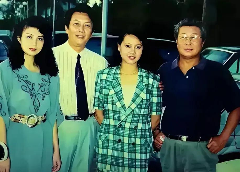 王心刚与唐国强，两代银幕男神，不同时代的帅气传奇。他们的形象为亿万观众所喜欢，他