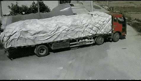 无语了！连交警叔叔都说，这两个人是被自己蠢死的……笼着大卡车屁股后面，不晓得