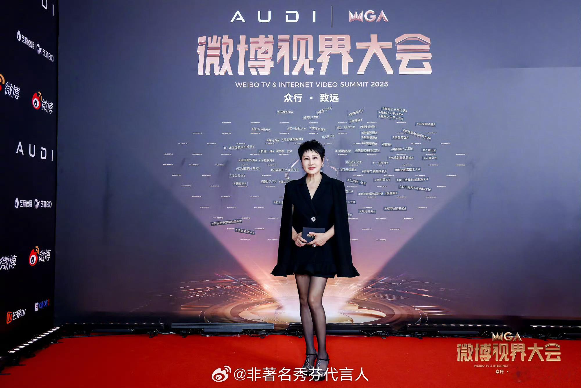 张凯丽自己穿黑丝叫我们买足力健哈哈哈哈哈哈哪个神人起的词条太搞笑了​​​