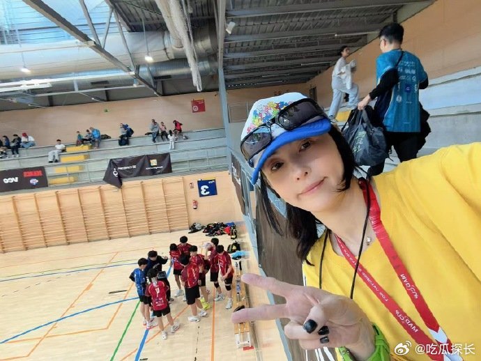 张柏芝和二儿子背影照张柏芝晒二儿子15岁近照张柏芝晒二儿子15岁近照，母子俩走在