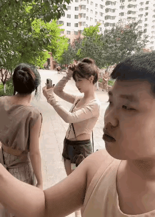 网友：最后这个女生要是娶到手，不宠上天都说不过去[呲牙笑]