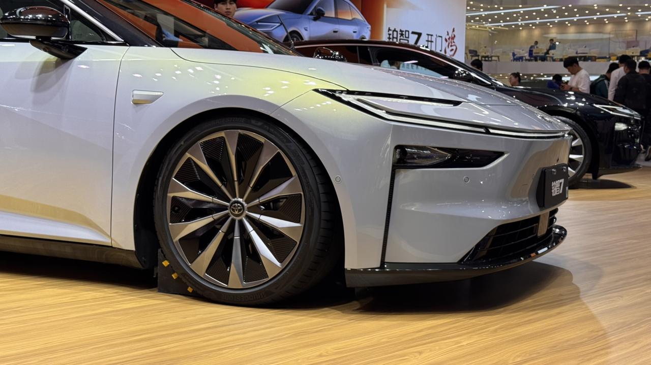 这铂智7做出了雷克萨斯的味道……可能新一代雷克萨斯ES想做的恰巧就被丰田铂智