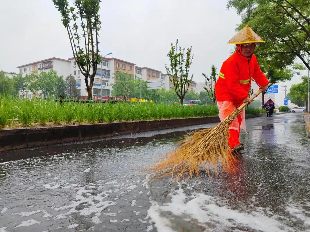 体感温度飙至47℃、湿度超亚马逊雨林！南方五月极端湿热刷屏，台风蔷薇即将