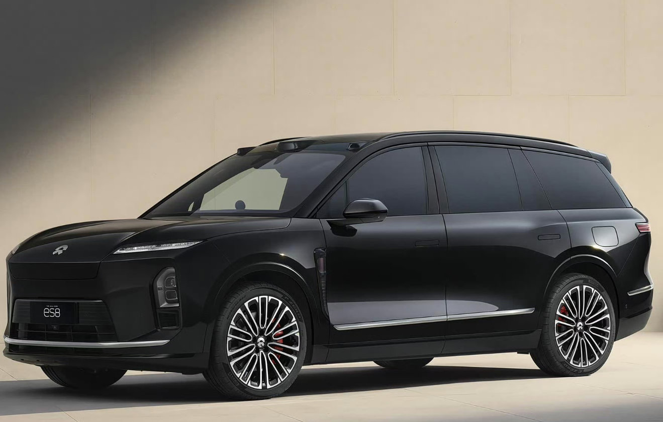 蔚来全新es8上市目前蔚来最火的六座SUV，一个就是刚刚上市的乐道L90，另一