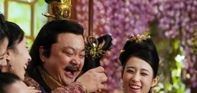 公元568年，太子陈叔宝到小妾龚氏屋里过夜，突然瞥见了一个10岁的小丫头，模样生